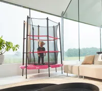 Grande Divertimento - Trampolino Di Salto Del Bambino Immagine Stock